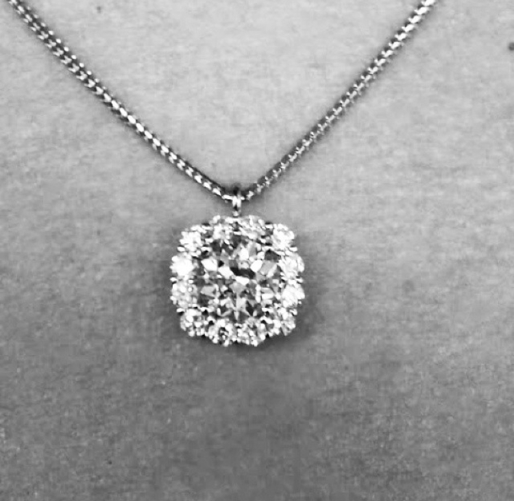Gorgeous diamond and gold pendant